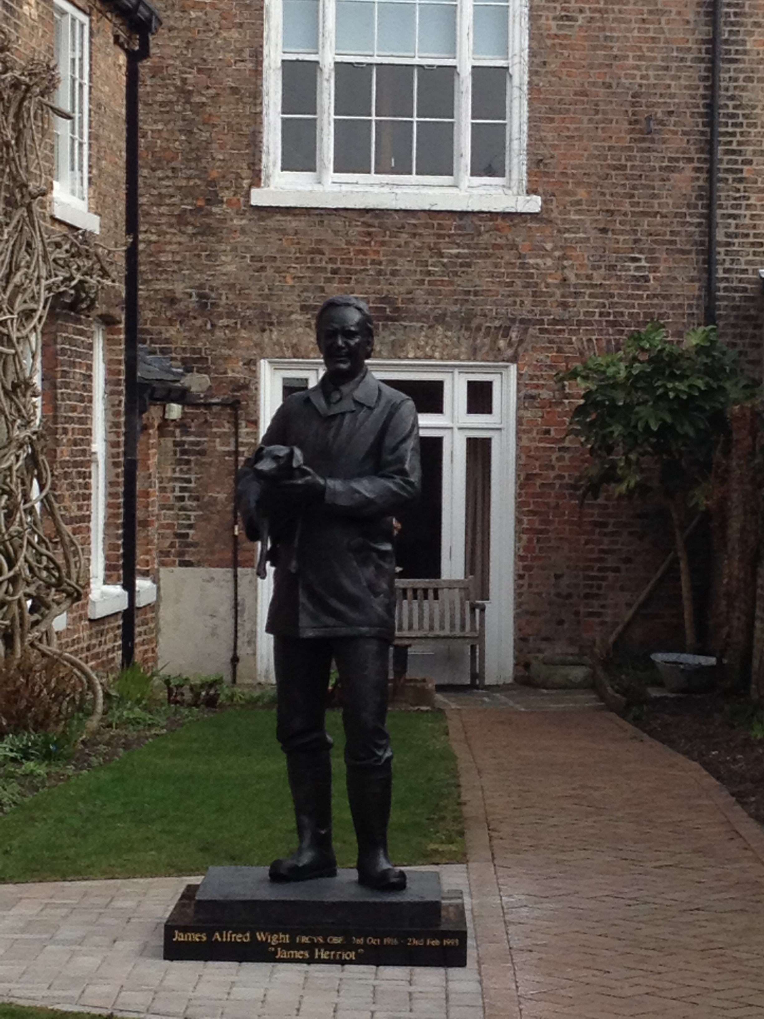 james Herriot Statue